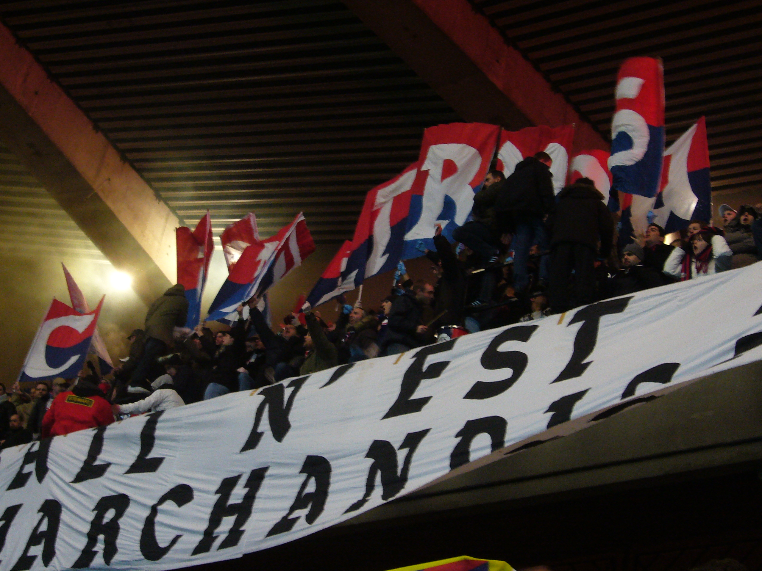PSG 2-0 Lens : les banderoles, les supporters lensois 