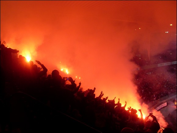 Fumigènes à Auteuil (photo Yannick Vandenabeele)